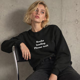 Boobs Loading Please Wait Oversize Sweatshirt – Siyah – model üzerinde ön görünüm