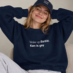 Wake Up Barbie Oversize Sweatshirt – Lacivert – model üzerinde ön görünüm