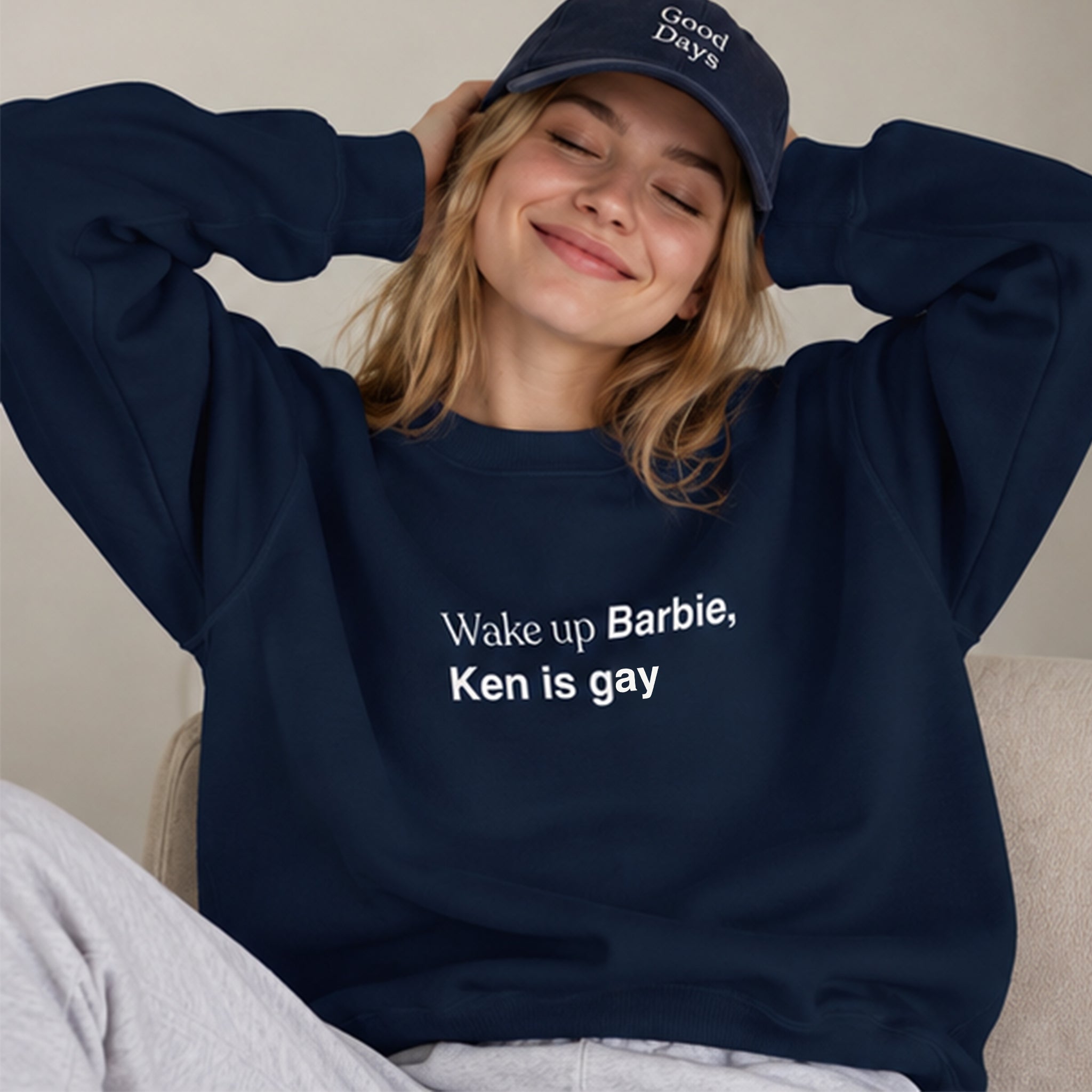 Wake Up Barbie Oversize Sweatshirt – Lacivert – model üzerinde ön görünüm