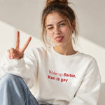 Wake Up Barbie Oversize Sweatshirt – Beyaz – model üzerinde ön görünüm