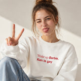 Wake Up Barbie Oversize Sweatshirt – Beyaz – model üzerinde ön görünüm