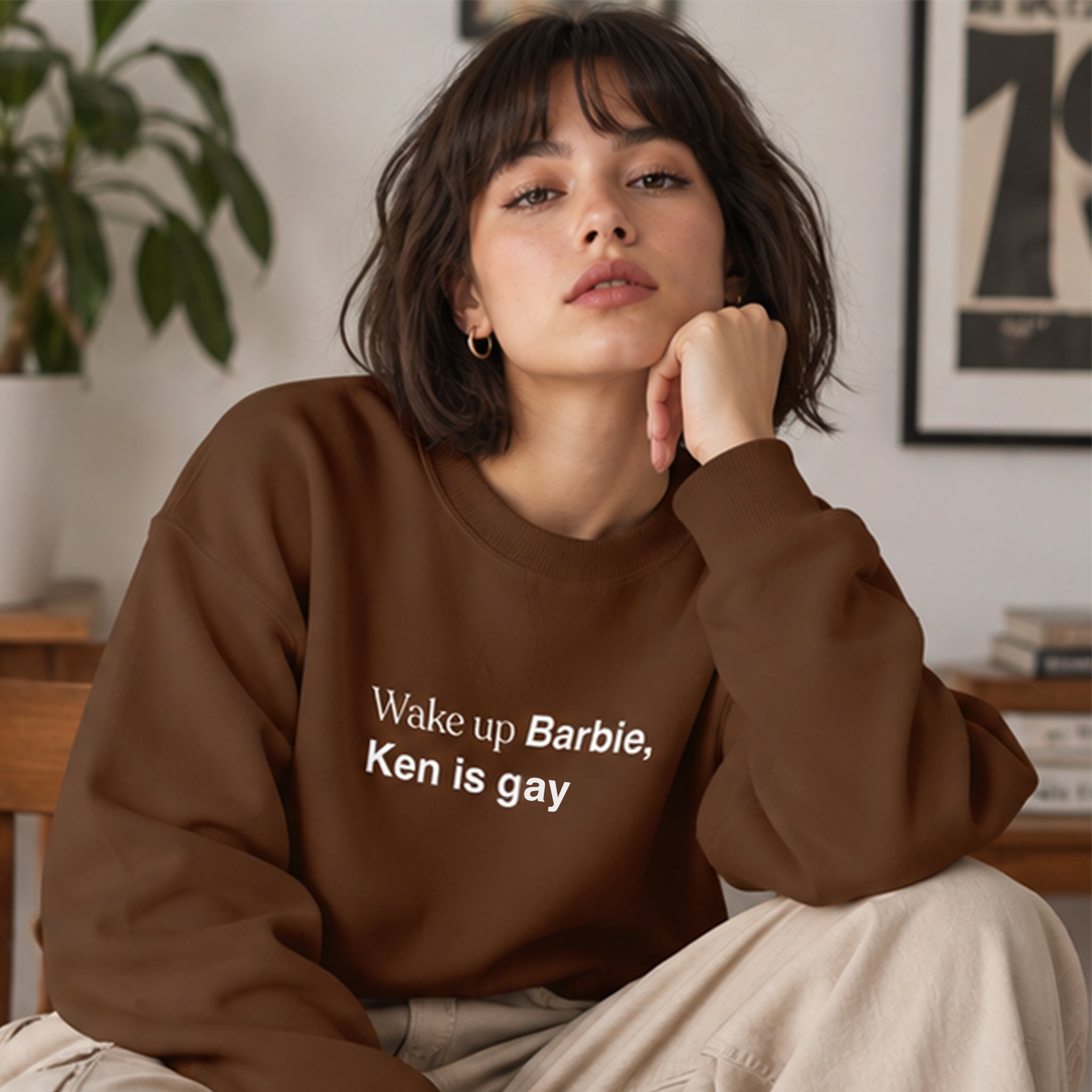 Wake Up Barbie Oversize Sweatshirt – Kahverengi – model üzerinde ön görünüm