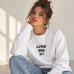 Slippery When Wet Oversize Sweatshirt – Beyaz – model üzerinde ön görünüm