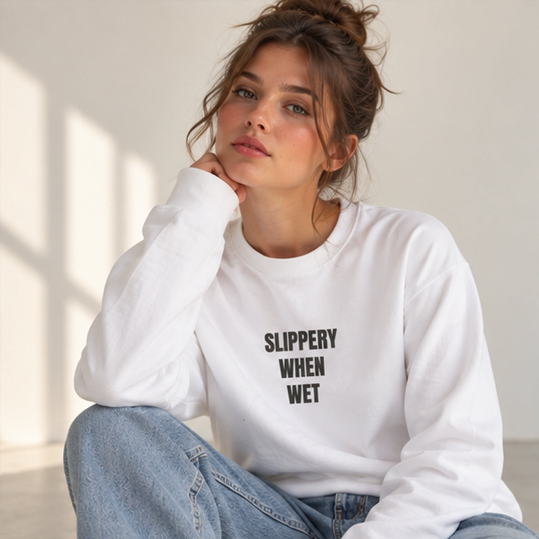 Slippery When Wet Oversize Sweatshirt – Beyaz – model üzerinde ön görünüm