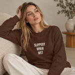 Slippery When Wet Oversize Sweatshirt – Kahverengi – model üzerinde ön görünüm