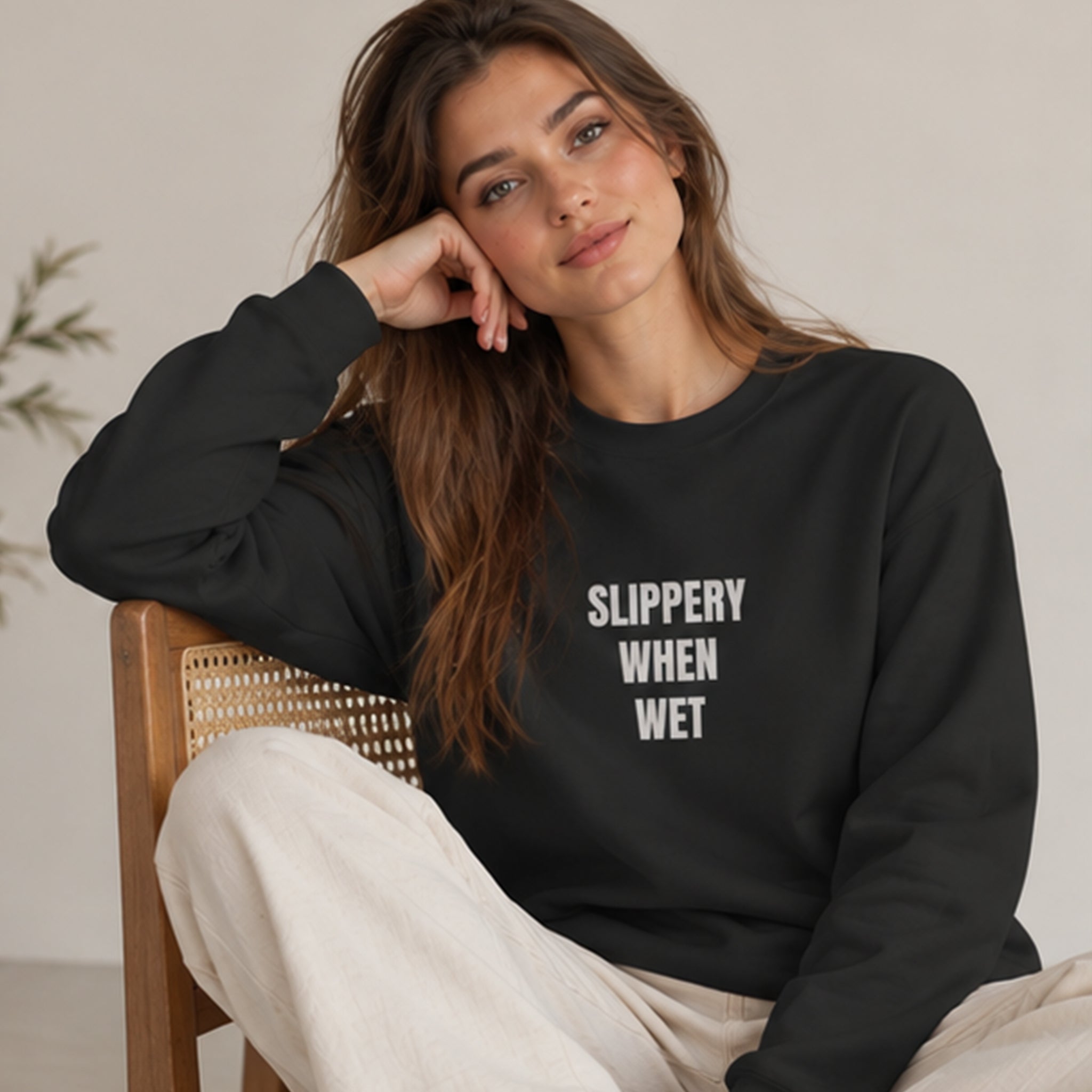 Slippery When Wet Oversize Sweatshirt – Siyah – model üzerinde ön görünüm