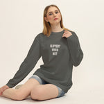 Slippery When Wet Oversize Sweatshirt – Antrasit – model üzerinde ön görünüm