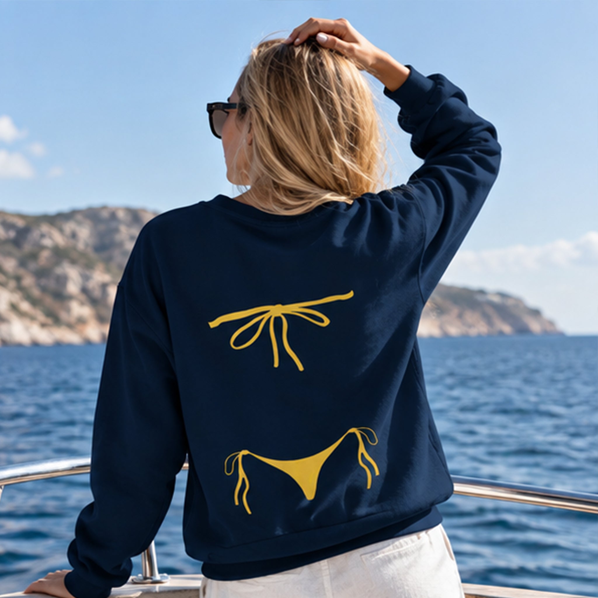 Yellow Bikini Oversize Sweatshirt – Lacivert – model üzerinde arka görünüm