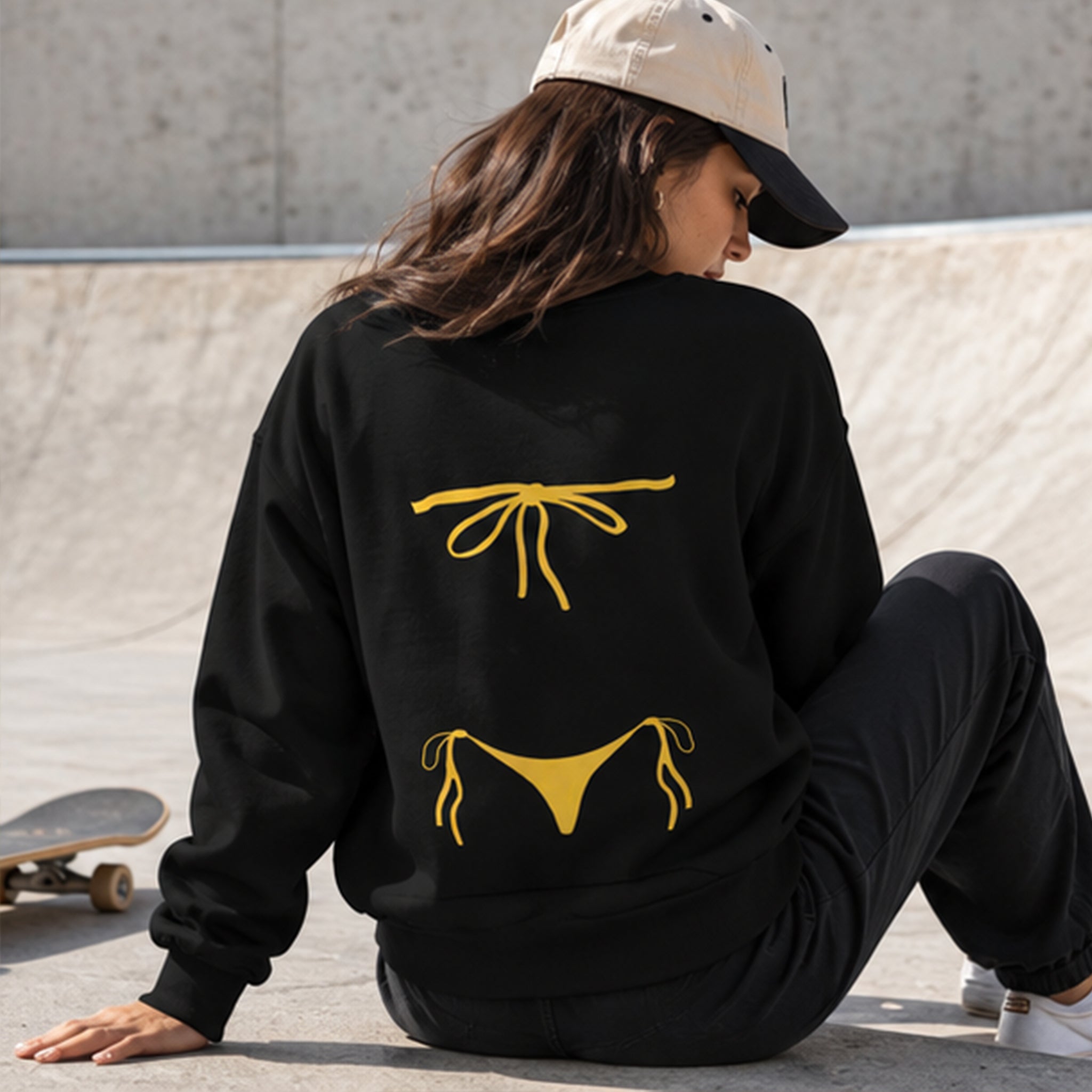 Yellow Bikini Oversize Sweatshirt – Siyah – model üzerinde arka görünüm