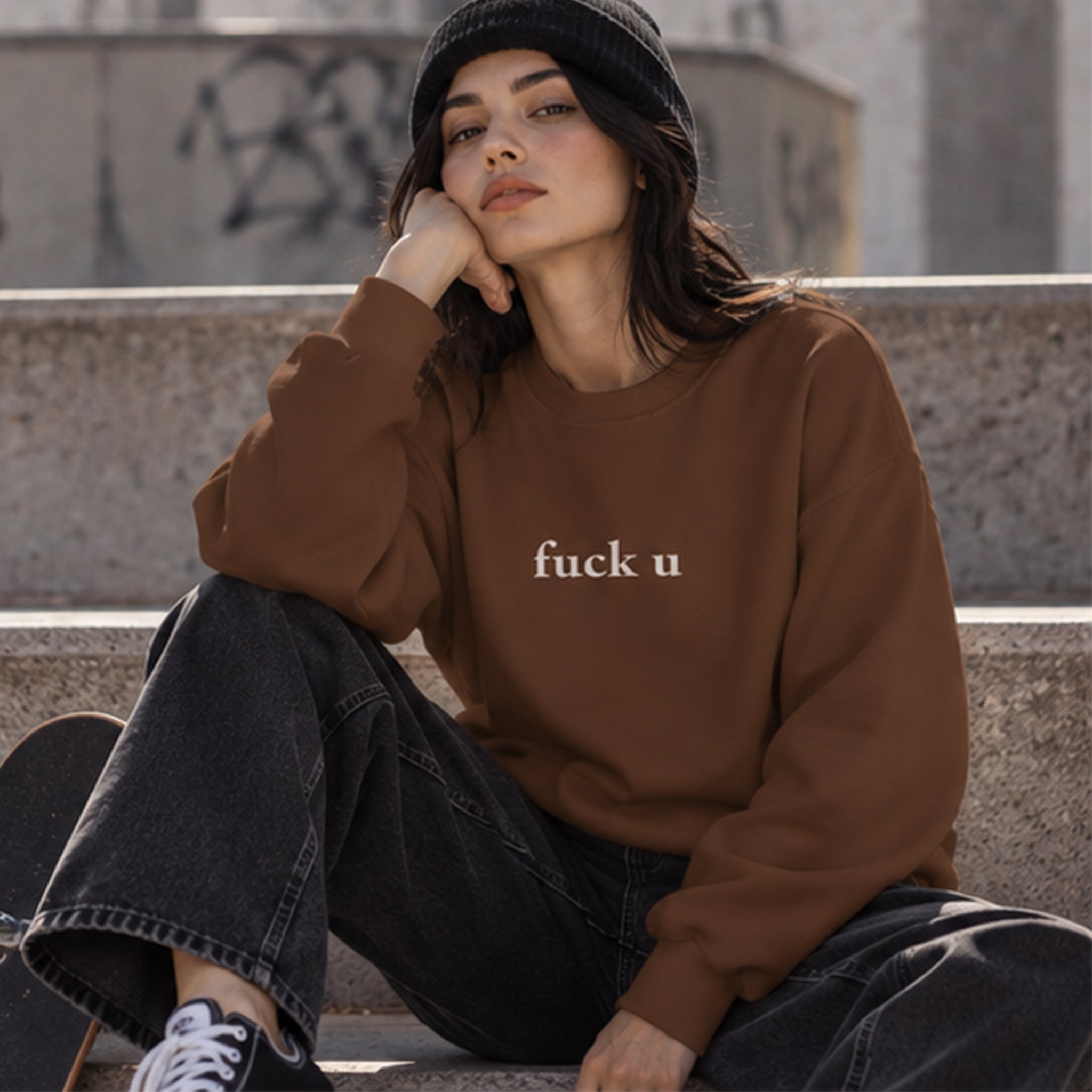 FUCK U Oversize Sweatshirt – Kahverengi – model üzerinde ön görünüm