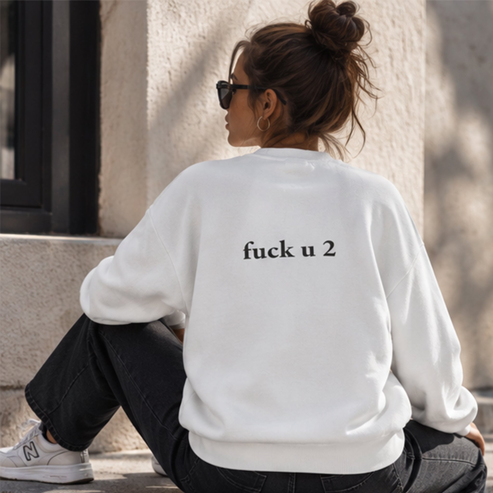 FUCK U Oversize Sweatshirt – Beyaz – model üzerinde arka görünüm