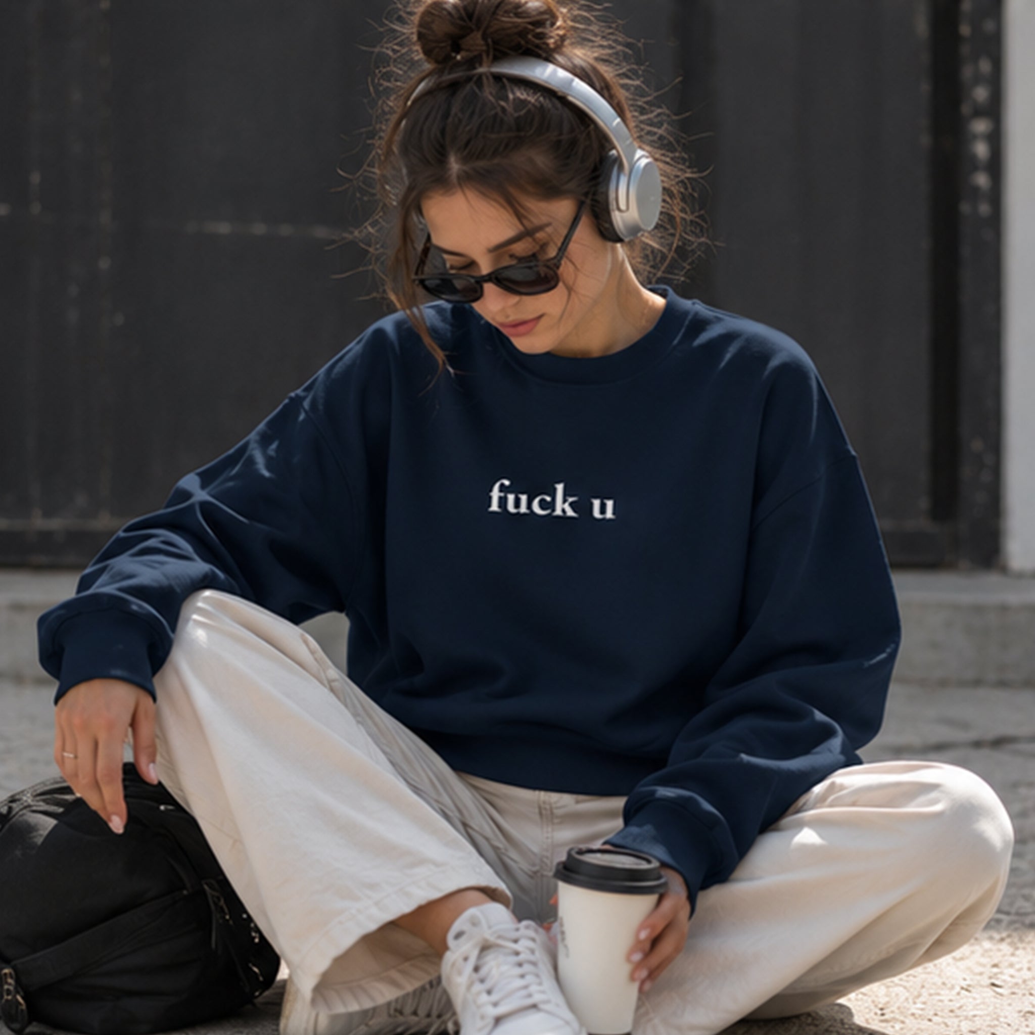 FUCK U Oversize Sweatshirt – Lacivert – model üzerinde ön görünüm