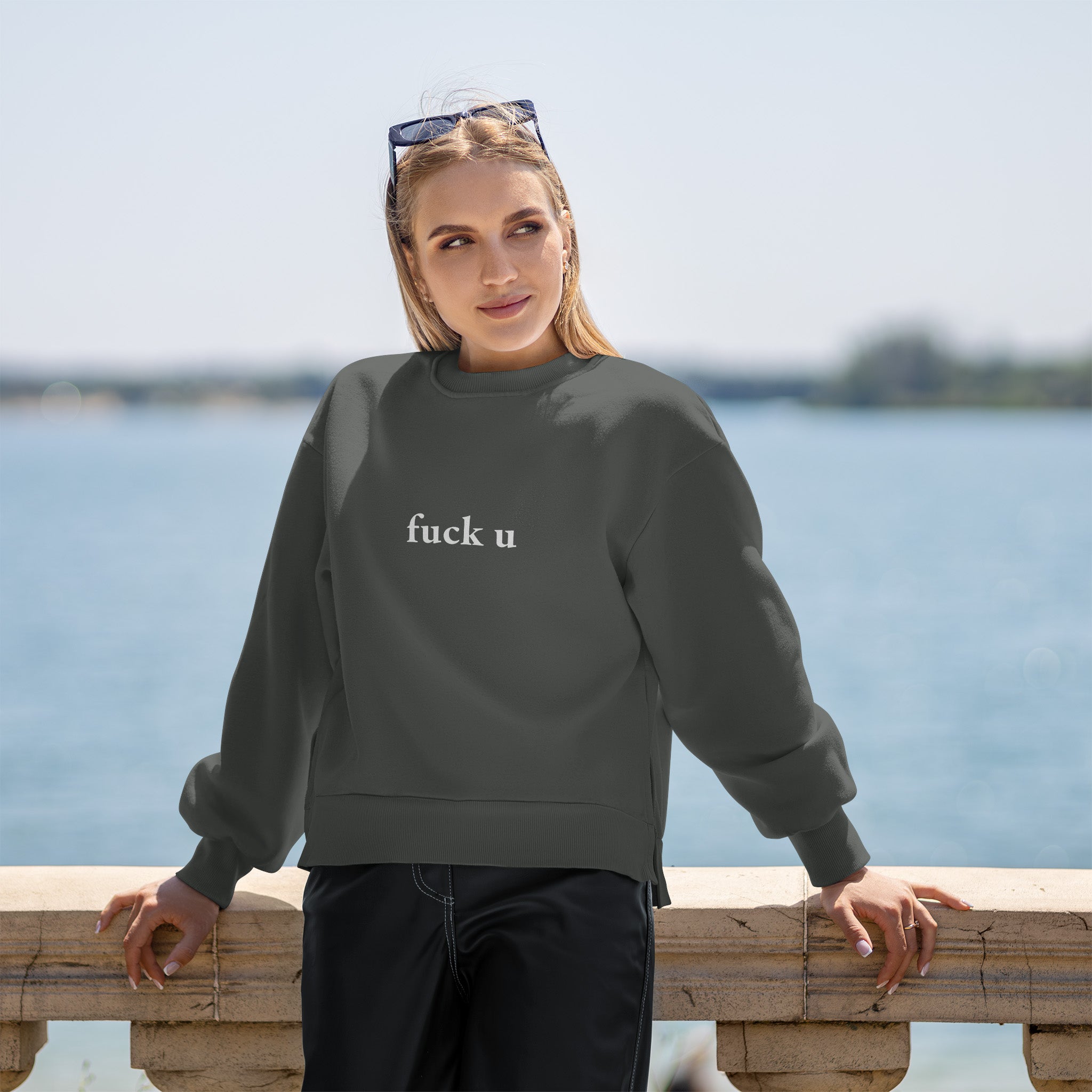 FUCK U Oversize Sweatshirt – Antrasit – model üzerinde ön görünüm