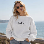 FUCK U Oversize Sweatshirt – Beyaz – model üzerinde ön görünüm