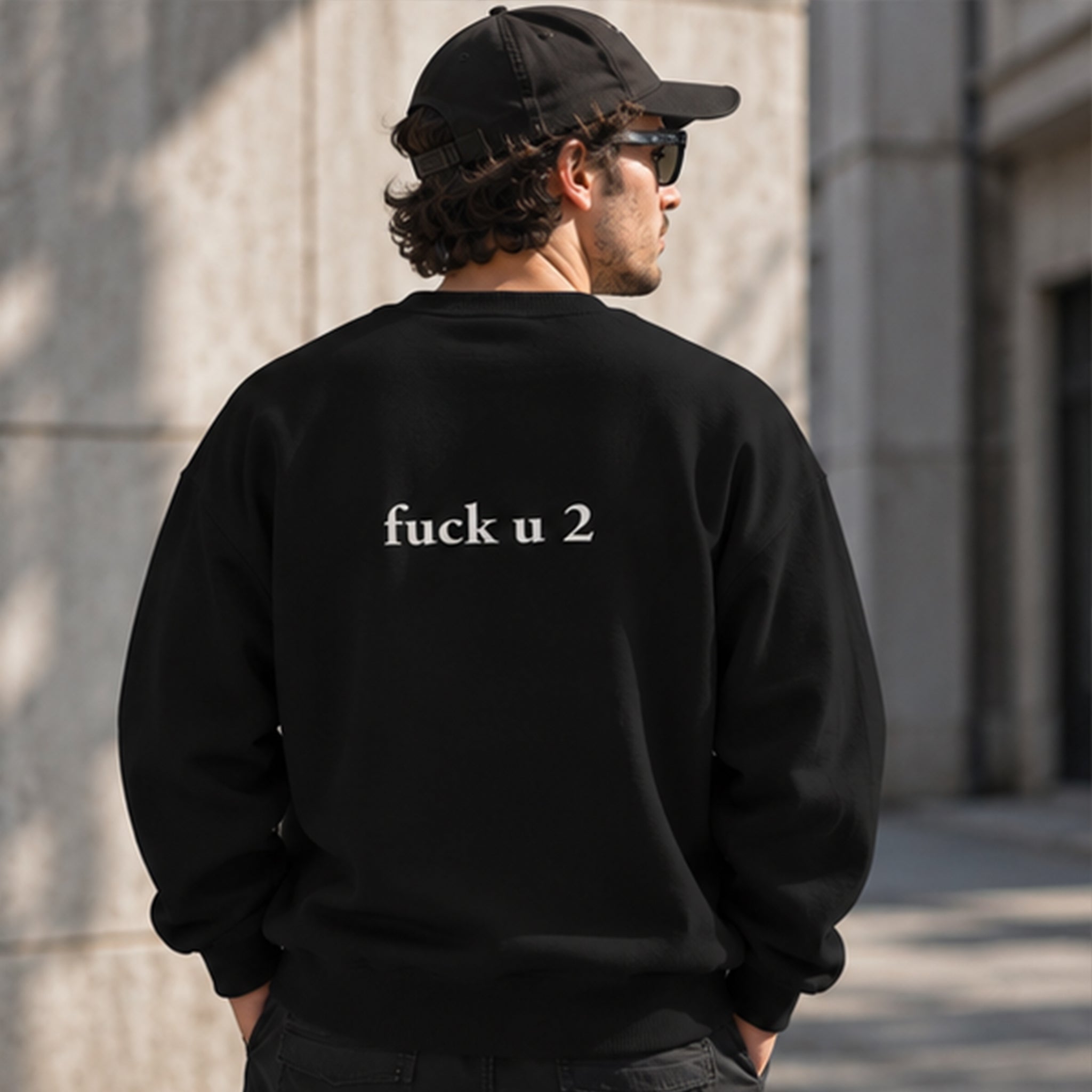 FUCK U Oversize Sweatshirt – Siyah – model üzerinde arka görünüm