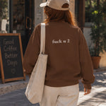 FUCK U Oversize Sweatshirt – Kahverengi – model üzerinde arka görünüm