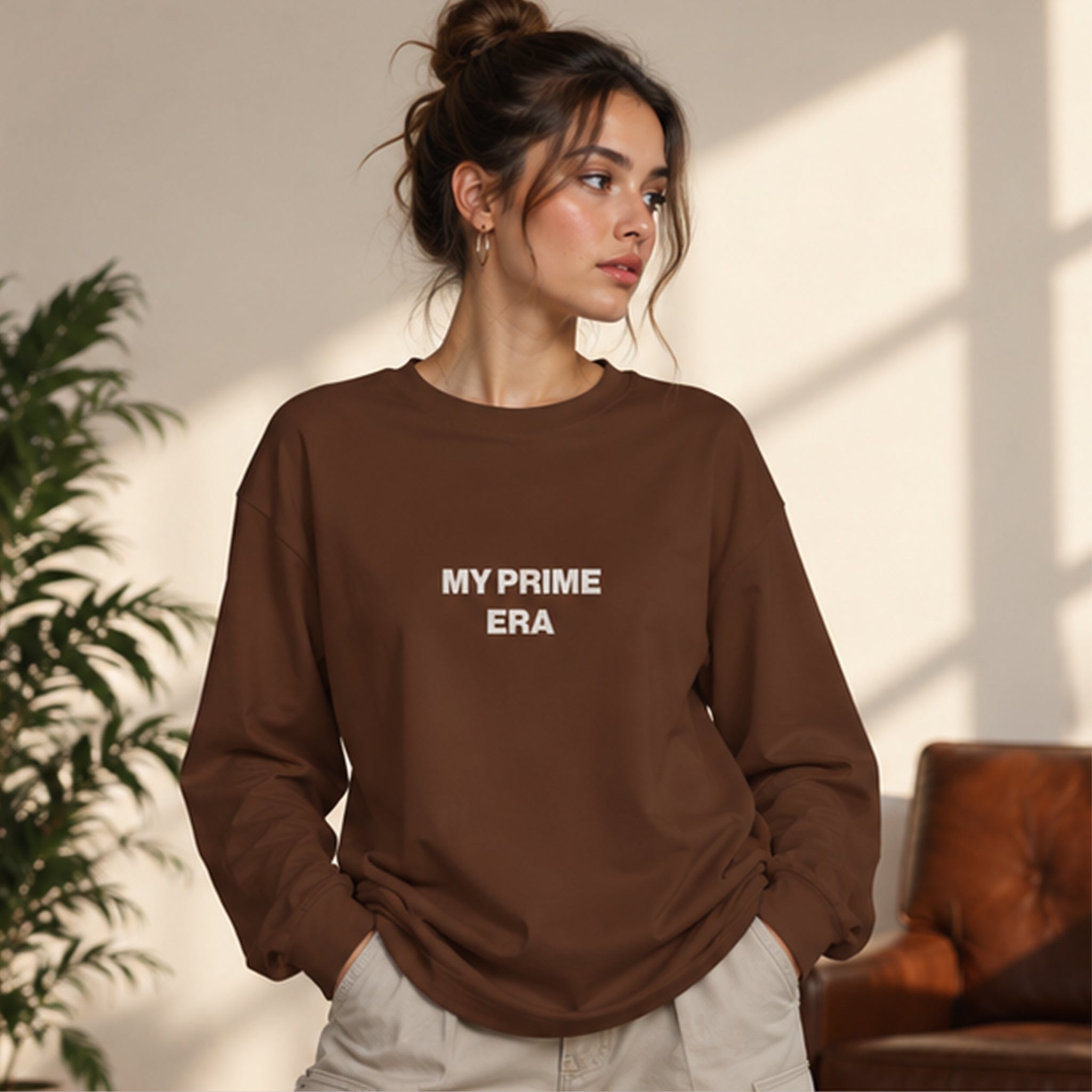 My Prime Era Oversize Sweatshirt – Kahverengi – model üzerinde ön görünüm