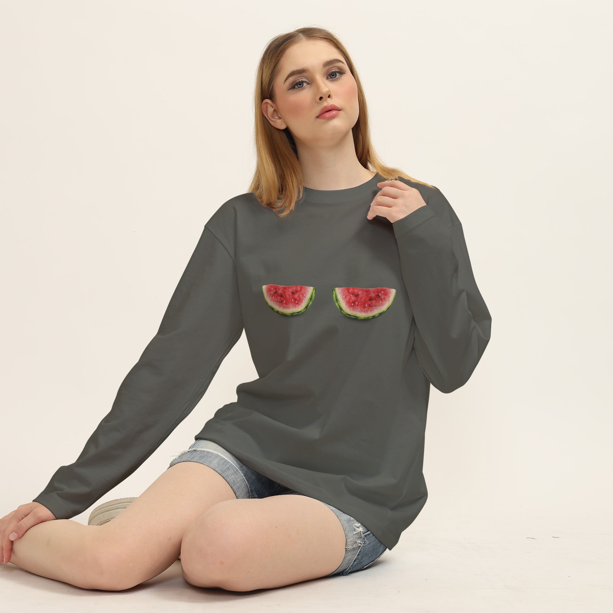 Summer Twins Oversize Sweatshirt – Antrasit – model üzerinde ön görünüm