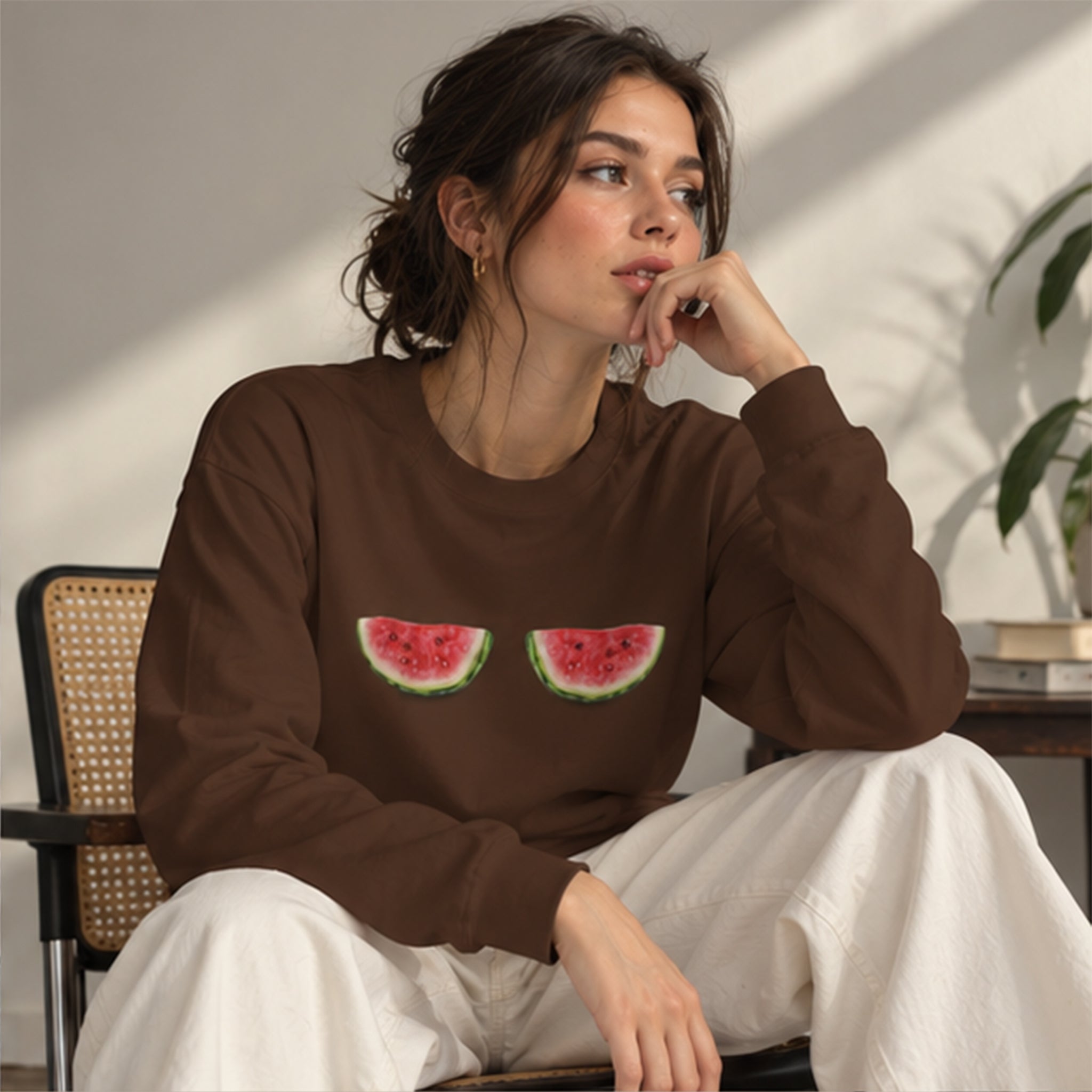 Summer Twins Oversize Sweatshirt – Kahverengi – model üzerinde ön görünüm