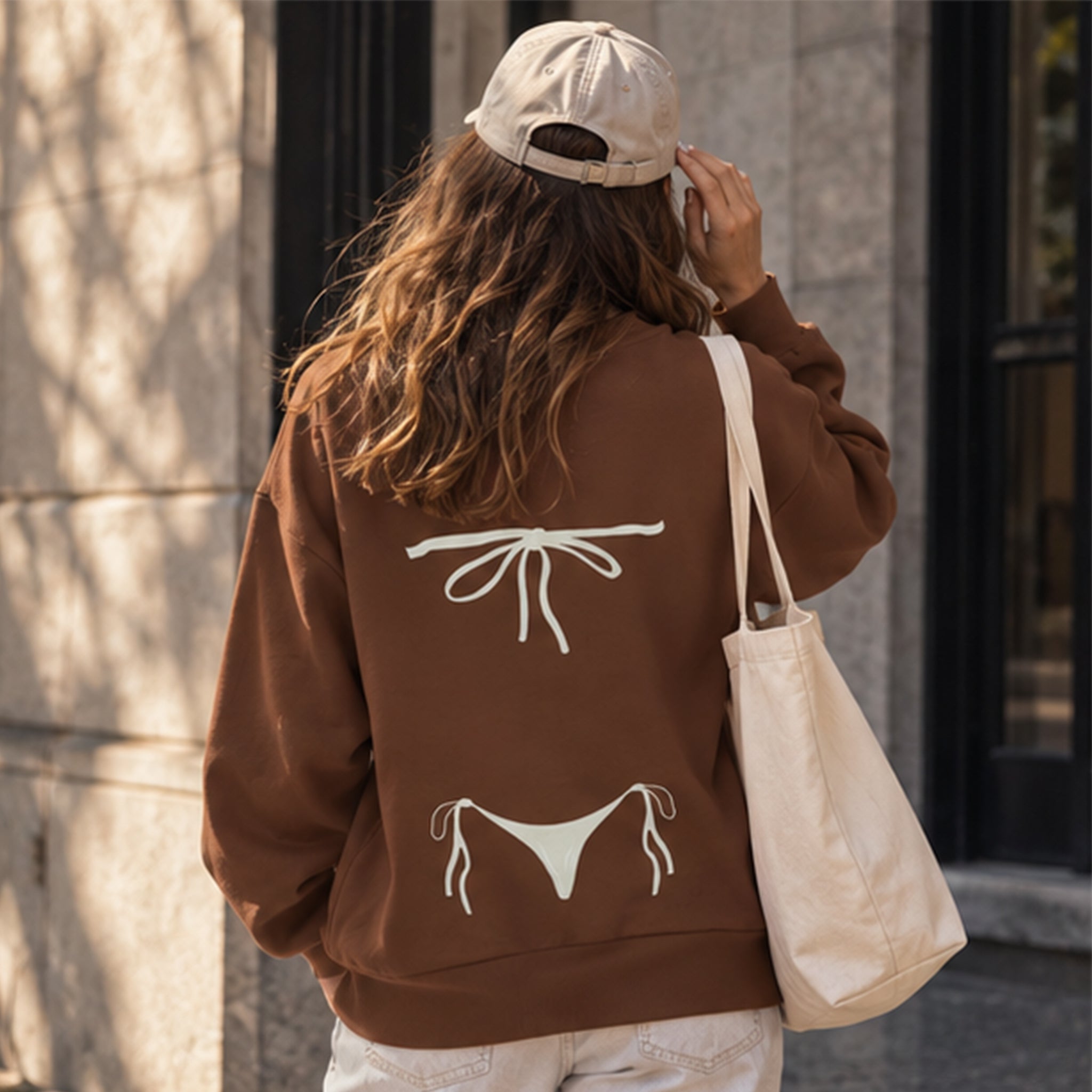 White Bikini Oversize Sweatshirt – Kahverengi – model üzerinde arka görünüm