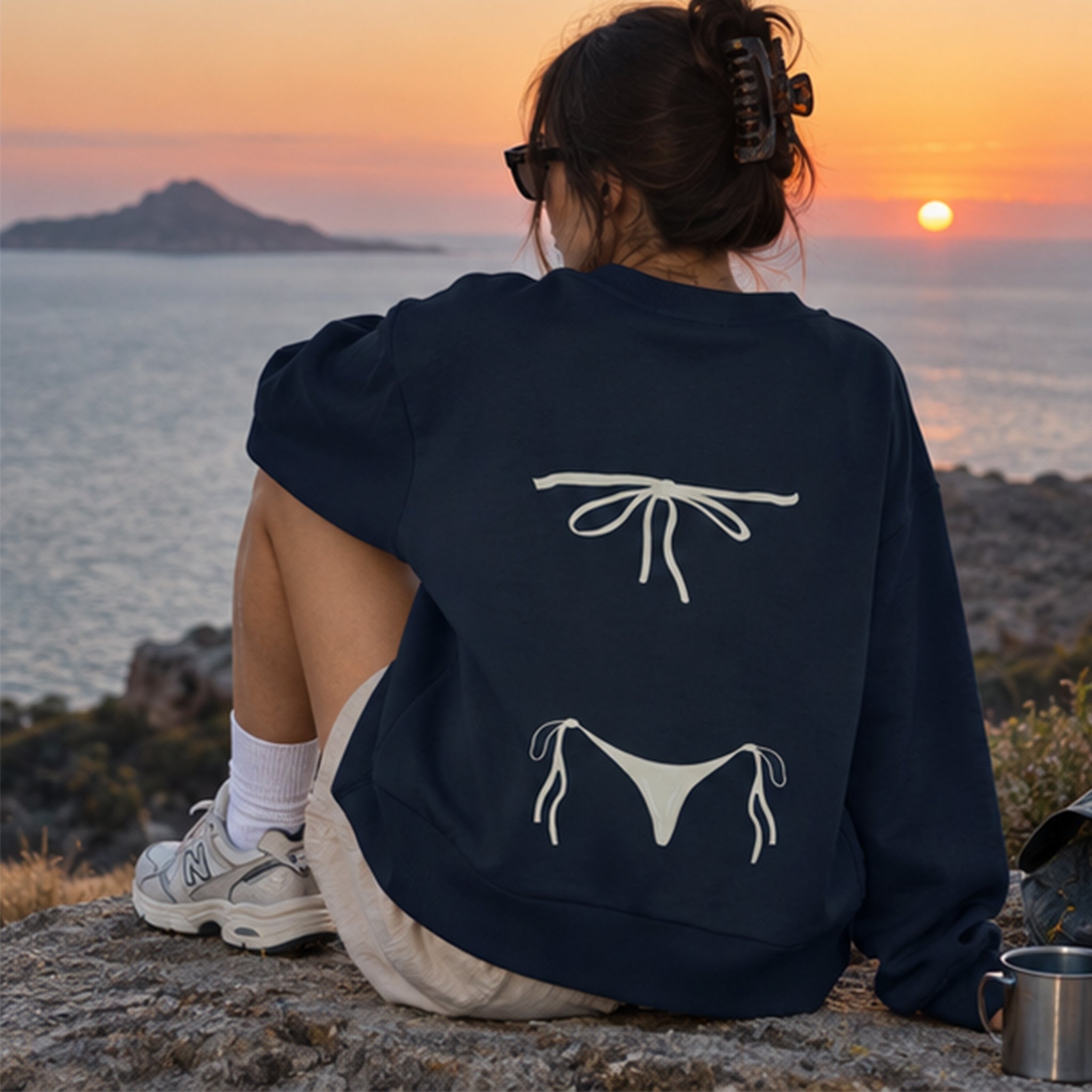 White Bikini Oversize Sweatshirt – Lacivert – model üzerinde arka görünüm
