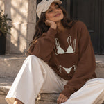 White Bikini Oversize Sweatshirt – Kahverengi – model üzerinde ön görünüm