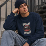 Mouths Can't Get Pregnant Oversize Sweatshirt – Lacivert – model üzerinde ön görünüm
