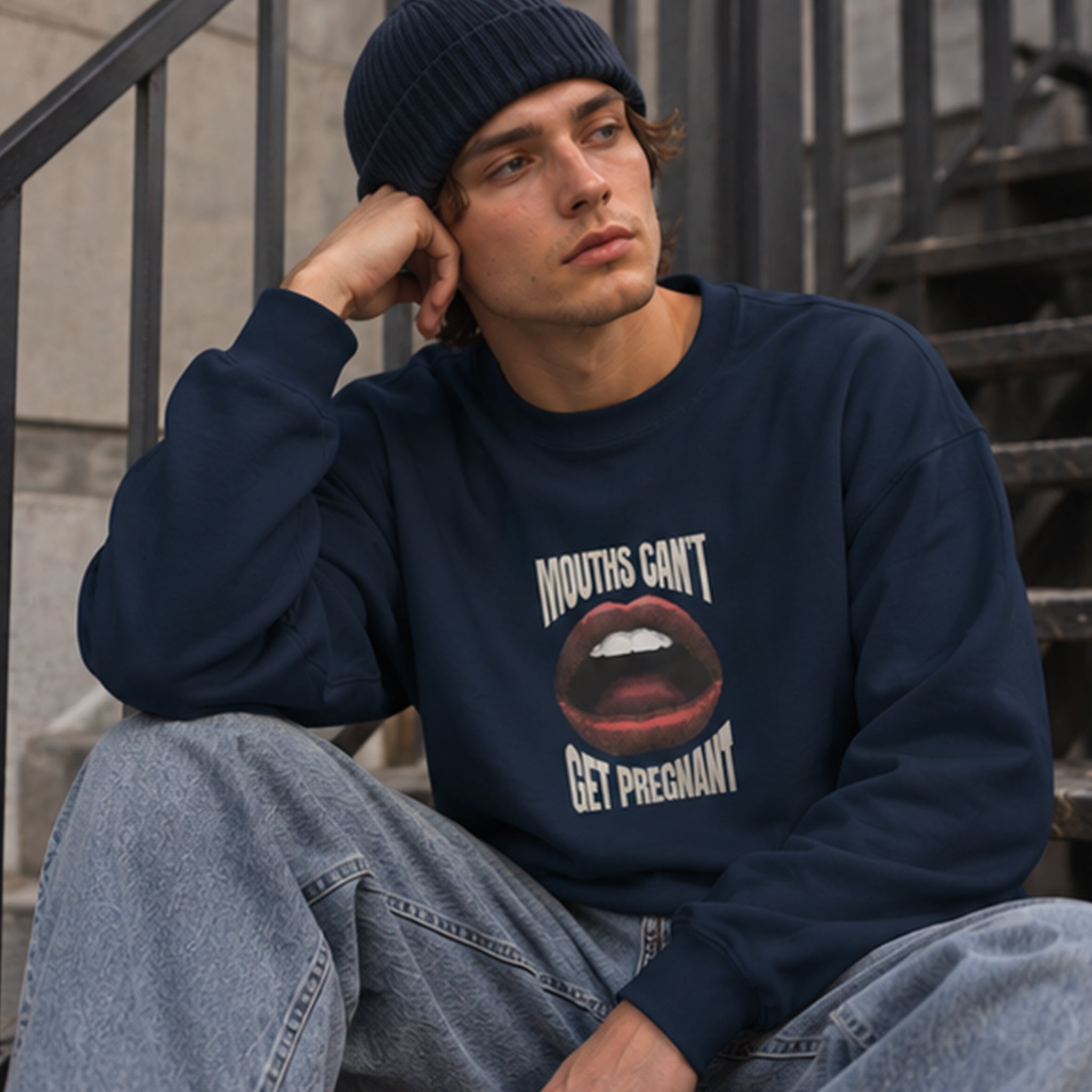 Mouths Can't Get Pregnant Oversize Sweatshirt – Lacivert – model üzerinde ön görünüm