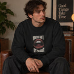Mouths Can't Get Pregnant Oversize Sweatshirt – Siyah – model üzerinde ön görünüm