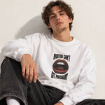 Mouths Can't Get Pregnant Oversize Sweatshirt – Beyaz – model üzerinde ön görünüm