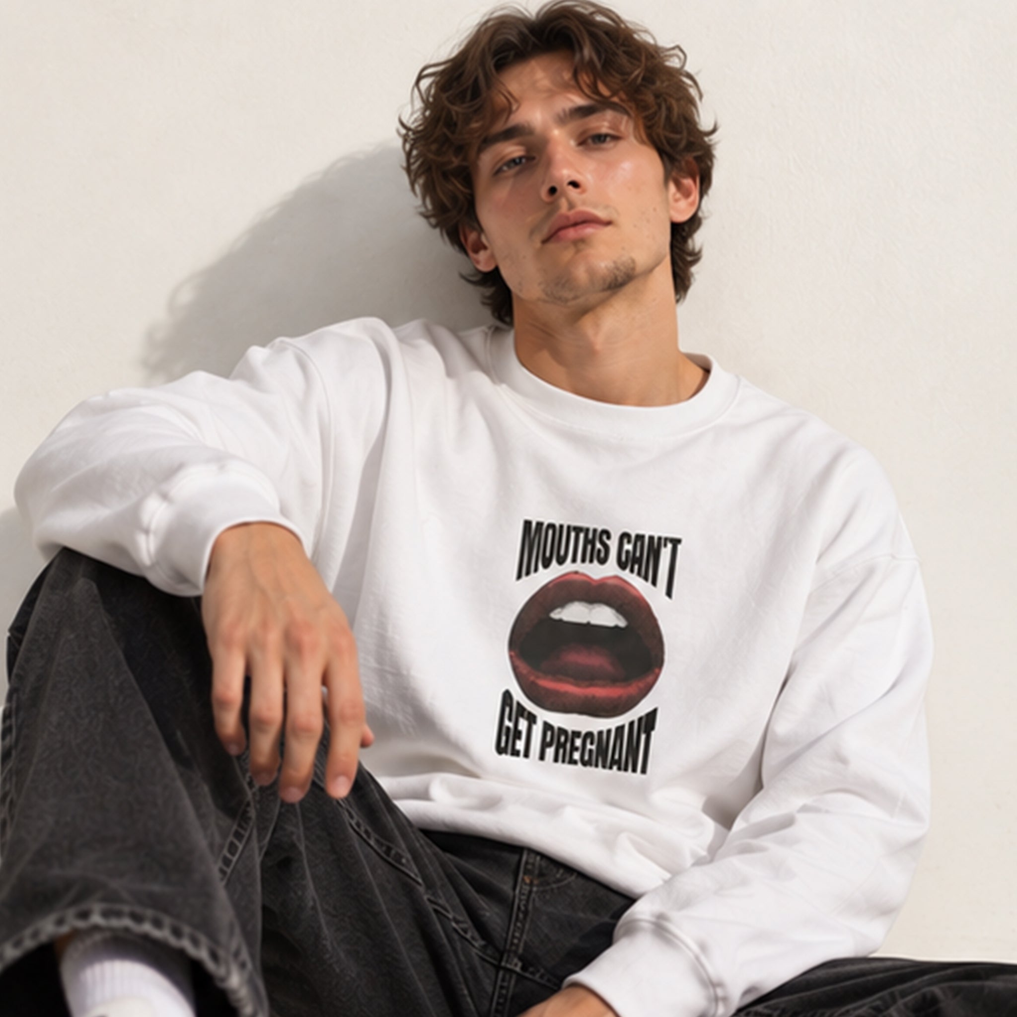 Mouths Can't Get Pregnant Oversize Sweatshirt – Beyaz – model üzerinde ön görünüm