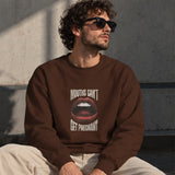 Mouths Can't Get Pregnant Oversize Sweatshirt – Kahverengi – model üzerinde ön görünüm