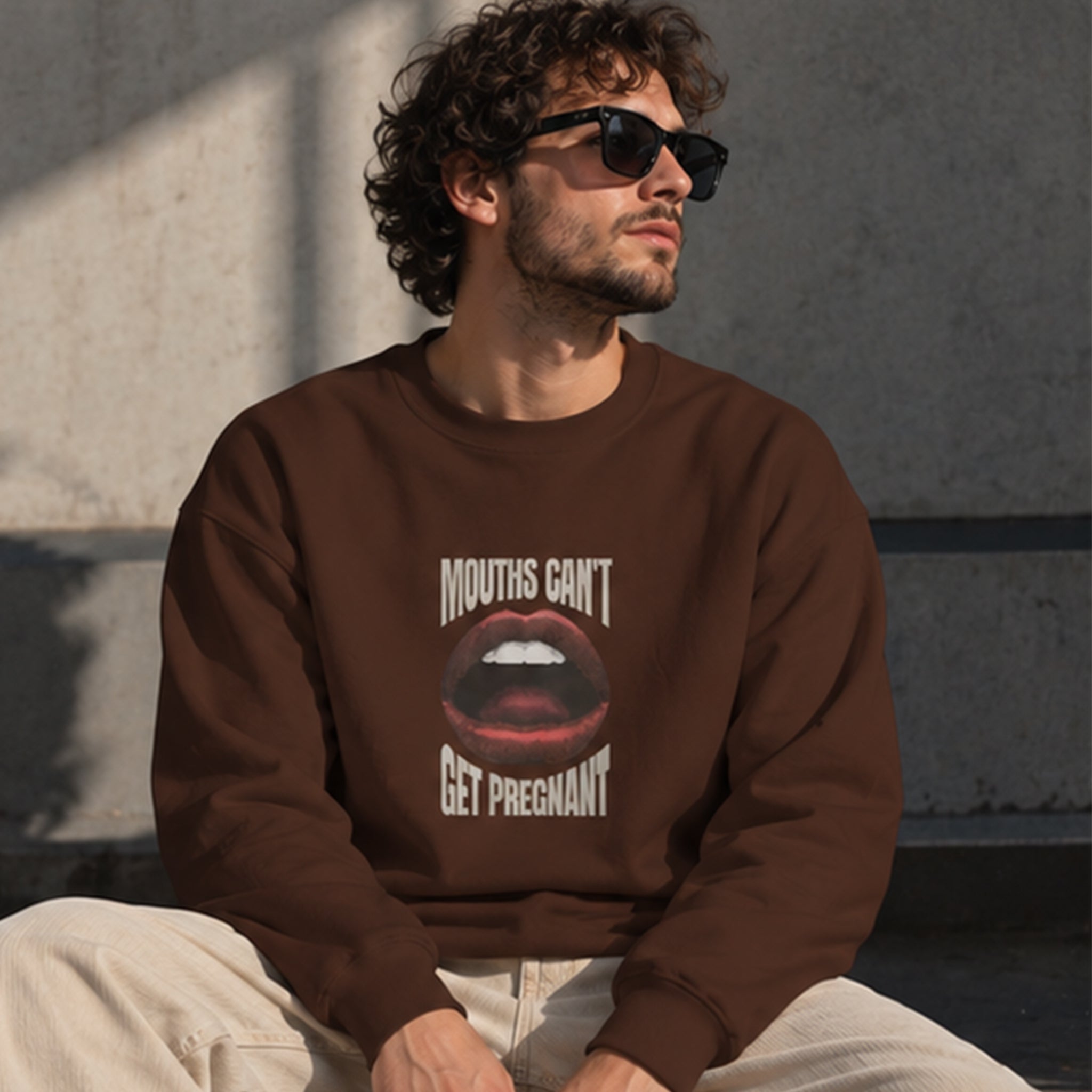 Mouths Can't Get Pregnant Oversize Sweatshirt – Kahverengi – model üzerinde ön görünüm
