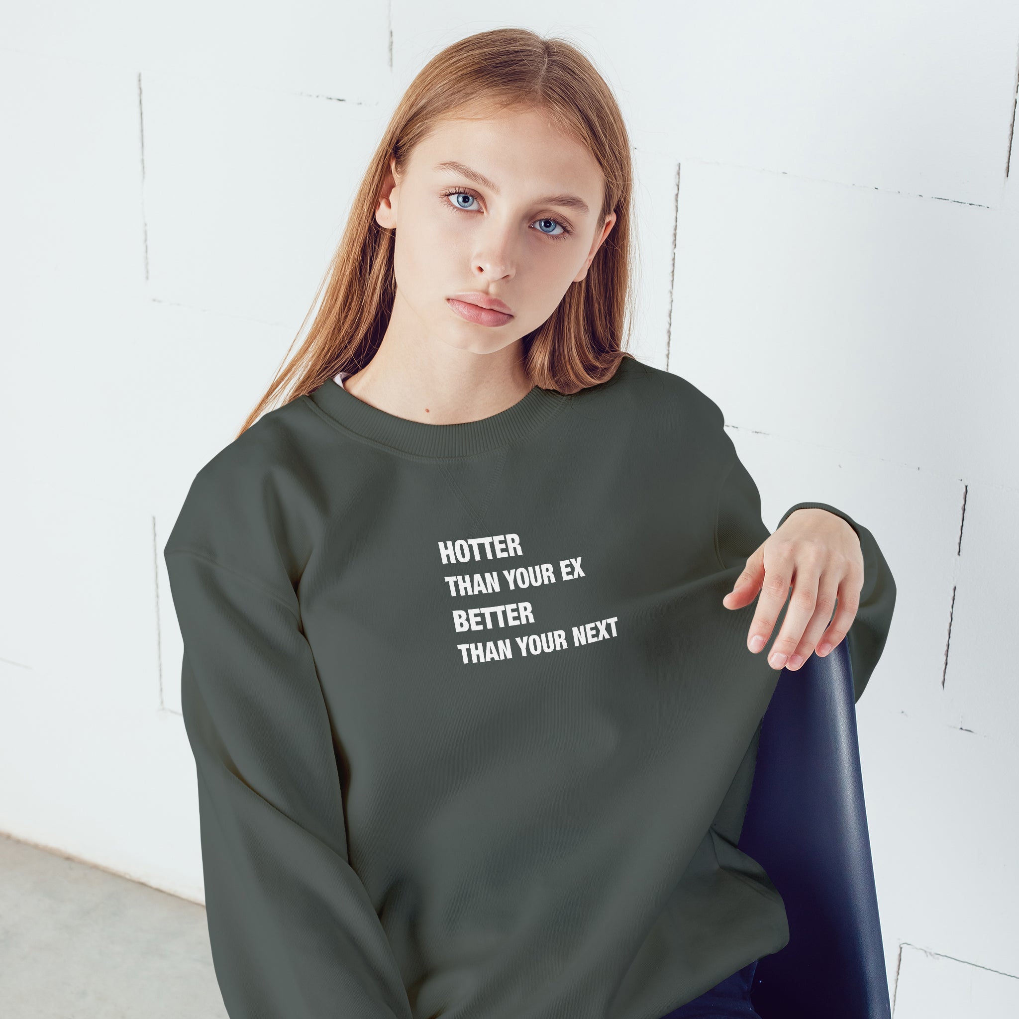 Hotter & Better Oversize Sweatshirt – Antrasit – model üzerinde ön görünüm