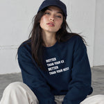 Hotter & Better Oversize Sweatshirt – Lacivert – model üzerinde ön görünüm