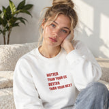 Hotter & Better Oversize Sweatshirt – Beyaz – model üzerinde ön görünüm