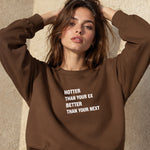 Hotter & Better Oversize Sweatshirt – Kahverengi – model üzerinde ön görünüm