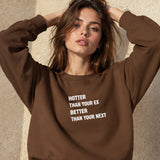 Hotter & Better Oversize Sweatshirt – Kahverengi – model üzerinde ön görünüm