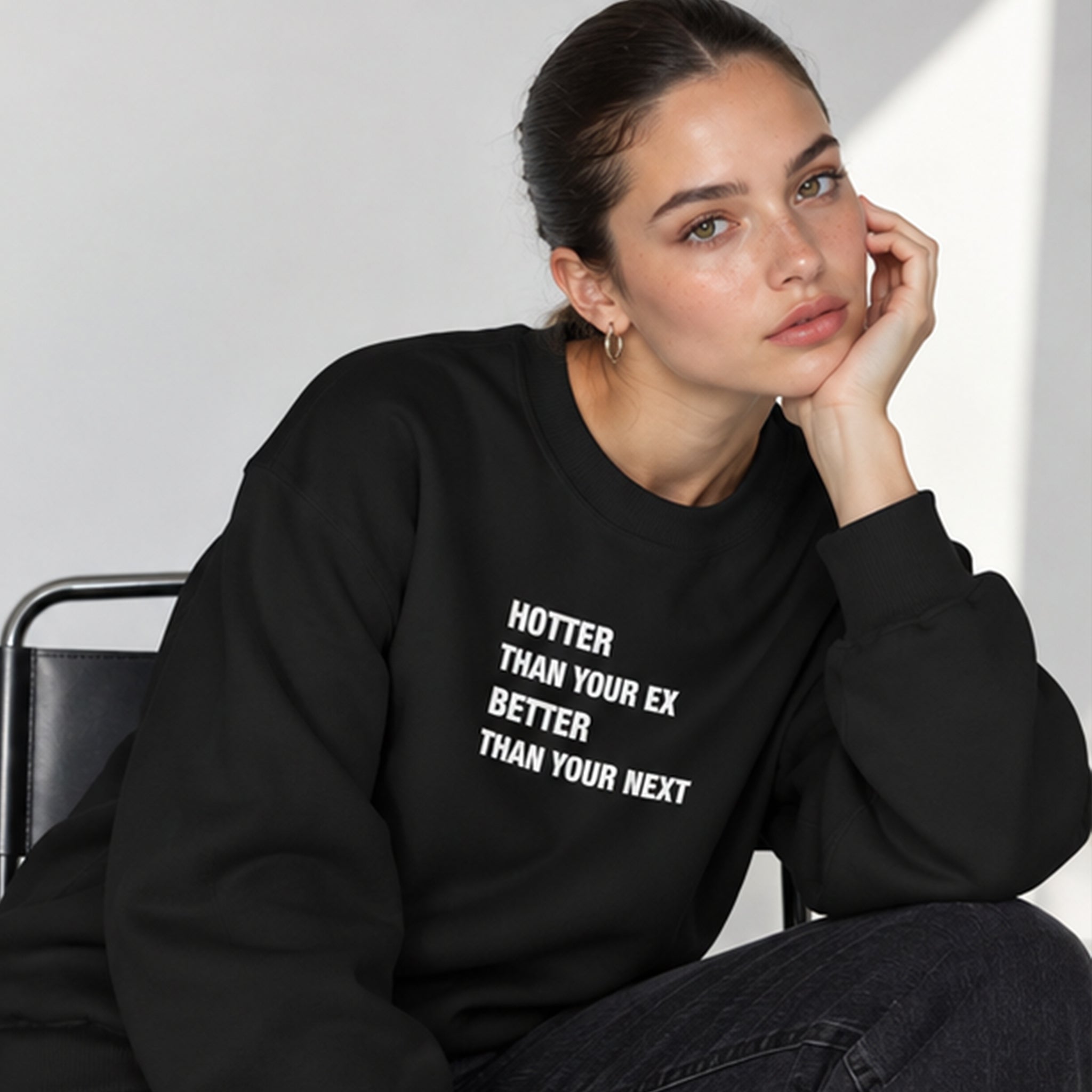 Hotter & Better Oversize Sweatshirt – Siyah – model üzerinde ön görünüm