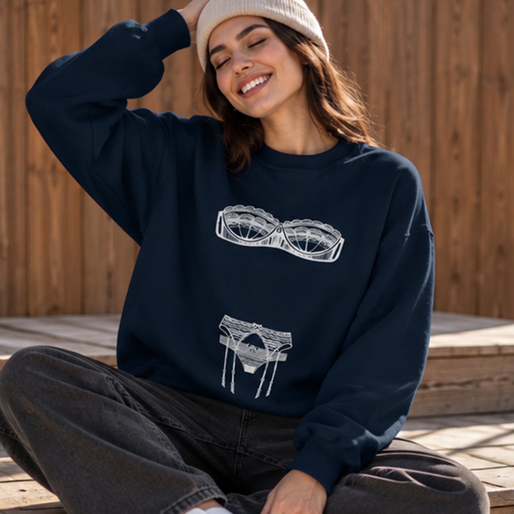 Unshell Me Oversize Sweatshirt – Lacivert – model üzerinde ön görünüm