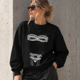 Unshell Me Oversize Sweatshirt – Siyah – model üzerinde ön görünüm