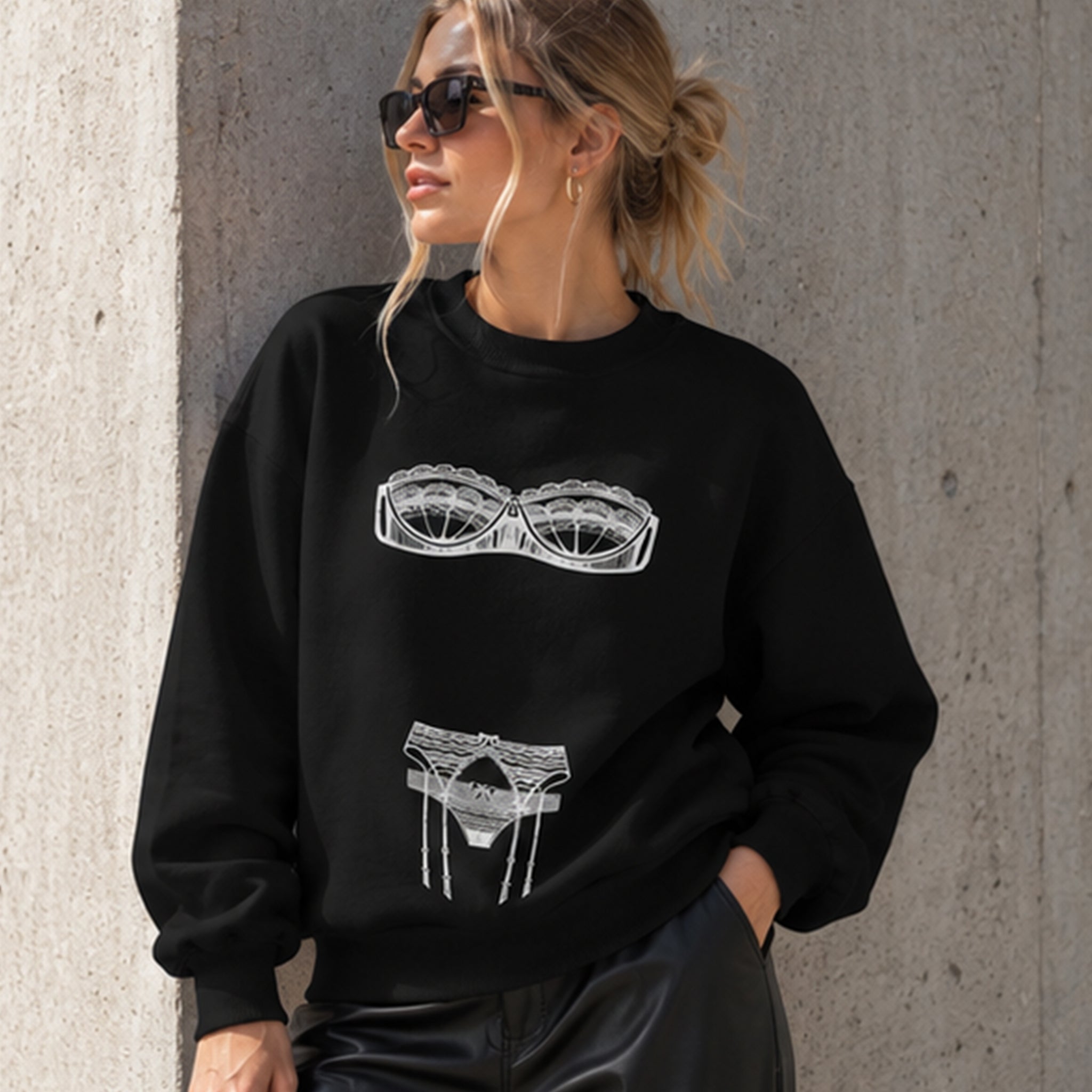 Unshell Me Oversize Sweatshirt – Siyah – model üzerinde ön görünüm
