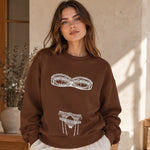 Unshell Me Oversize Sweatshirt – Kahverengi – model üzerinde ön görünüm