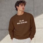 Call Me When You’re Rich Oversize Sweatshirt – Kahverengi – model üzerinde ön görünüm