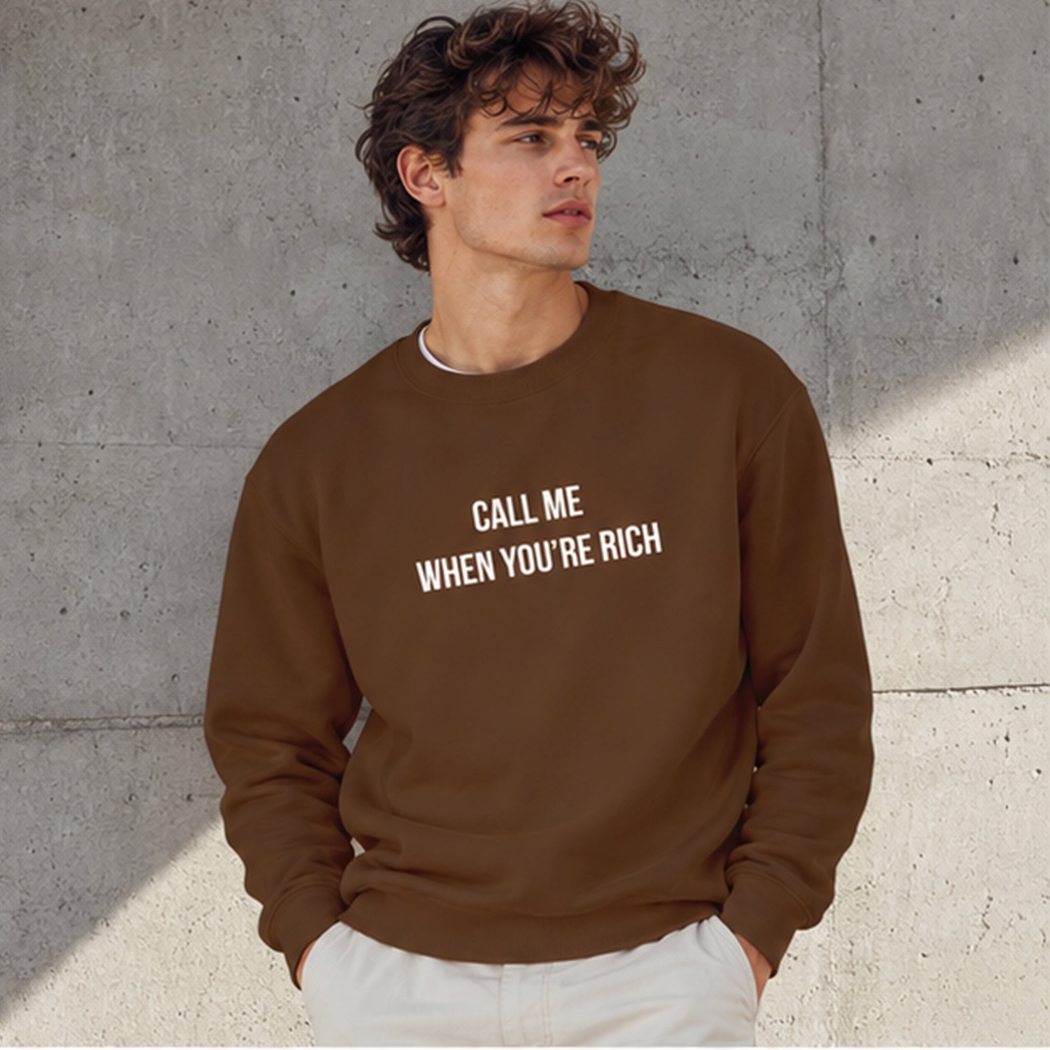 Call Me When You’re Rich Oversize Sweatshirt – Kahverengi – model üzerinde ön görünüm