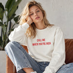 Call Me When You’re Rich Oversize Sweatshirt – Beyaz – model üzerinde ön görünüm