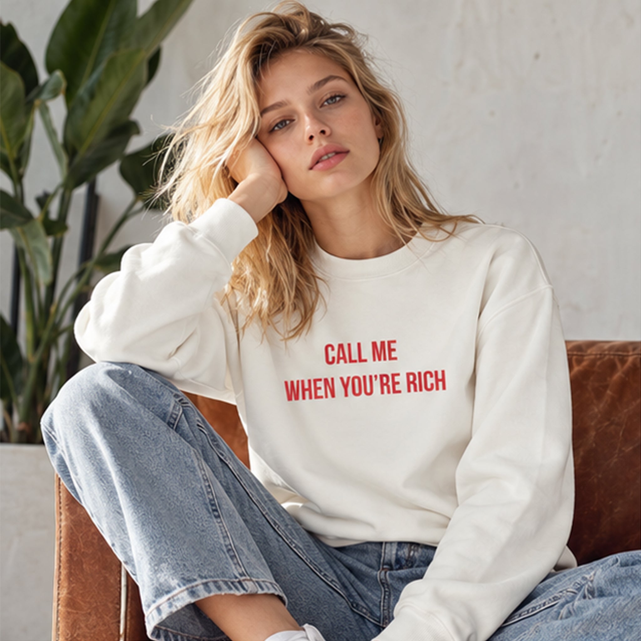 Call Me When You’re Rich Oversize Sweatshirt – Beyaz – model üzerinde ön görünüm