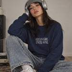 Clean Girl Until 9 PM Oversize Sweatshirt – Lacivert – model üzerinde ön görünüm