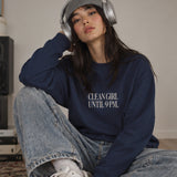 Clean Girl Until 9 PM Oversize Sweatshirt – Lacivert – model üzerinde ön görünüm