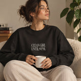 Clean Girl Until 9 PM Oversize Sweatshirt – Siyah – model üzerinde ön görünüm